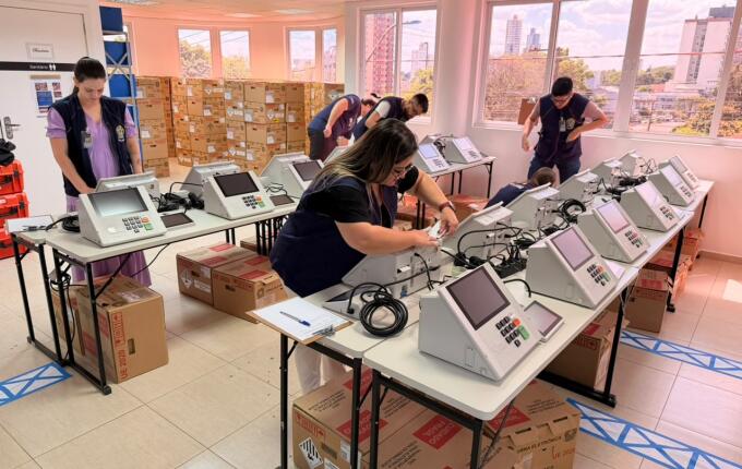 Justiça Eleitoral realiza conferência das urnas eletrônicas em São Miguel do Oeste