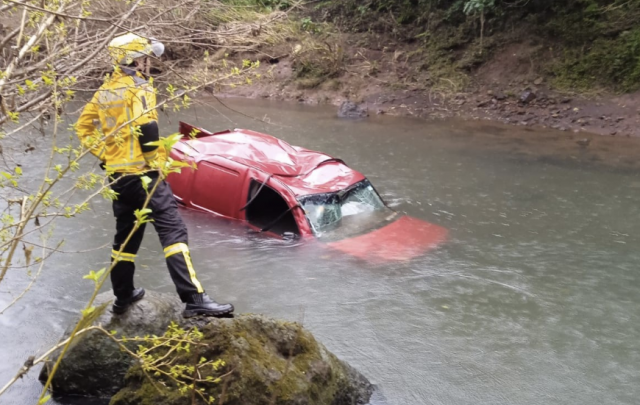 Identificada motorista que morreu após carro cair em rio na SC-283