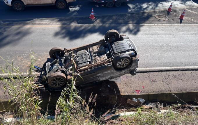 Três pessoas ficam feridas após saída de pista e capotamento na BR-163, entre SMO e Guaraciaba