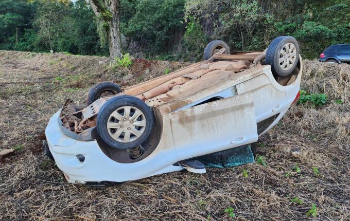 Carro sai da pista e capota na SC-163 em Itapiranga