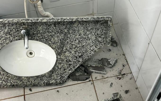 Prefeitura de Belmonte repudia vandalismo em banheiro da Praça Municipal