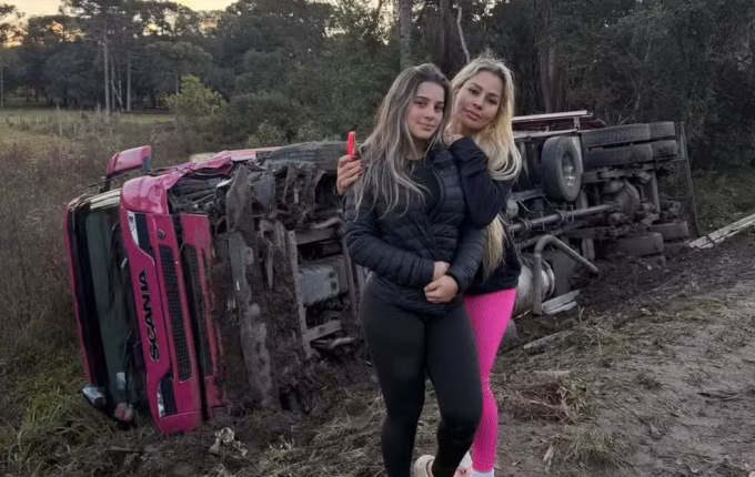 Caminhoneira com 1,2 milhão de seguidores sofre acidente em SC com tombamento