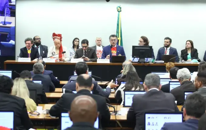 Comissão aprova texto-base da PEC do fim da escala de trabalho 6x1