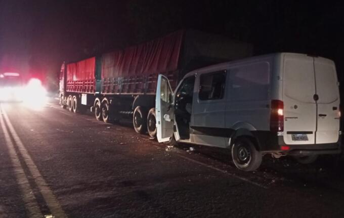 Colisão entre van e carreta deixa oito trabalhadores feridos na BR-282