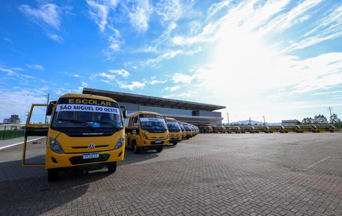 Sete municípios do Extremo Oeste recebem novos ônibus escolares do governo estadual