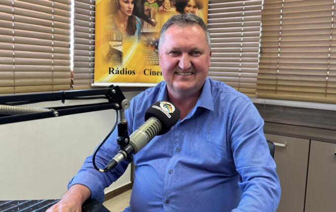 Prefeito de São João do Oeste recebe prêmio por ações na educação