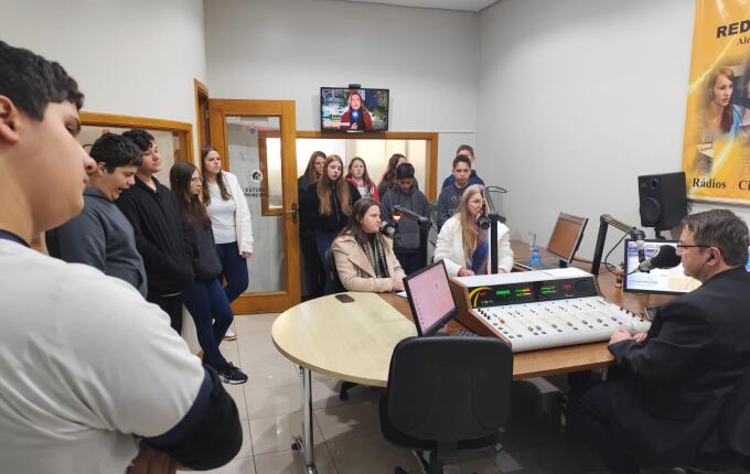 Alunos do Colégio Cedrense visitam a Rádio Cedro para apresentar o projeto "Gentileza Gera Gentileza"