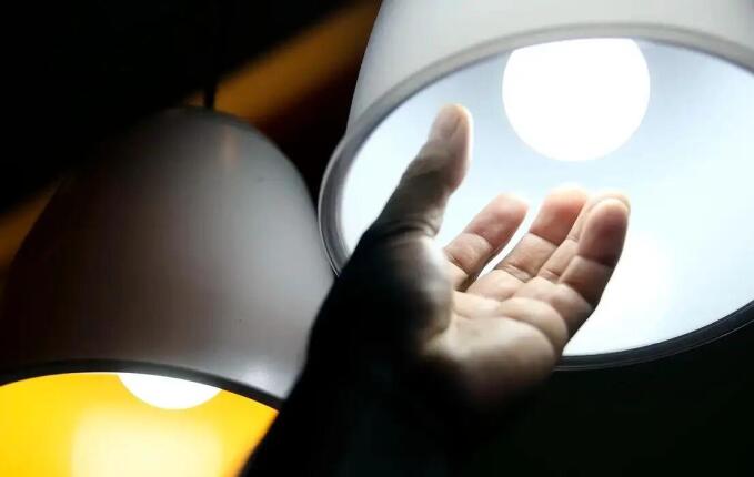 Conta de luz não terá aumento em abril, diz Aneel