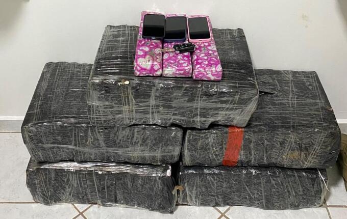 PM apreende 101 kg de maconha e prende três pessoas na BR-282 em Maravilha