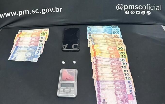 PM aborda dois homens e apreende crack e R$ 900 em SMO