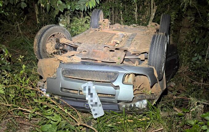 Veículo sai da pista e capota na BR 282, interior de SMOeste