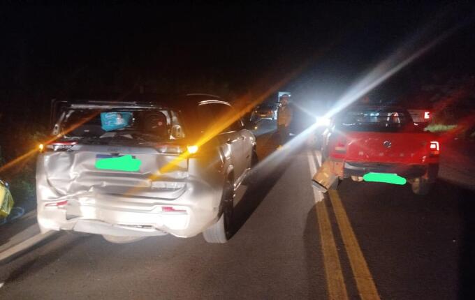 Engavetamento envolvendo caminhão e três carros deixa mulher ferida na BR-282, em Xaxim