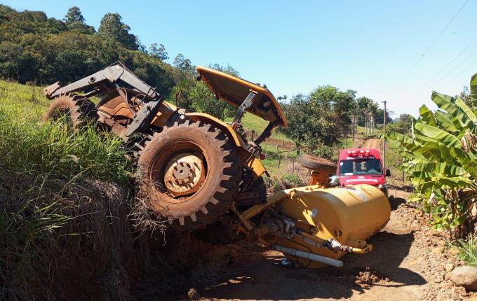 Homem fica ferido ao pular de trator que caiu em barranco em Palmitos