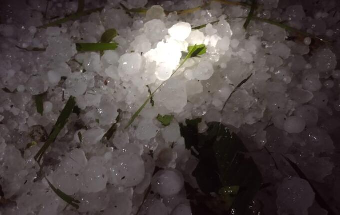 Granizo, chuva e ventos fortes causam danos no Extremo Oeste
