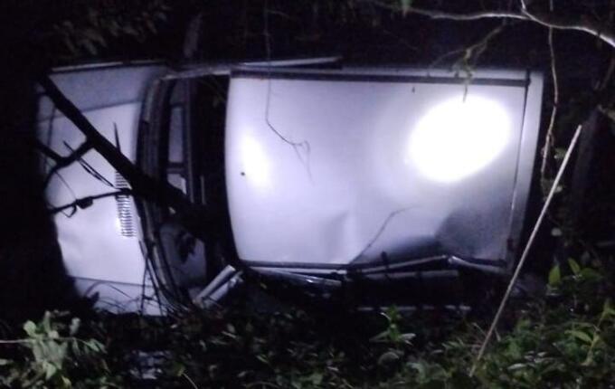 Mulher escapa ilesa de capotamento na SC-163 no interior de Itapiranga