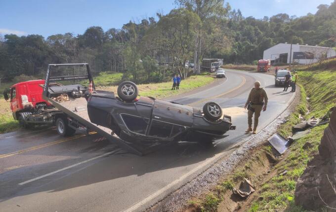 Motorista sofre ferimentos em capotamento na SC-163 em Itapiranga