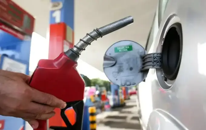 Petrobras sobe preço da gasolina para distribuidoras, mas com efeito menor para consumidor