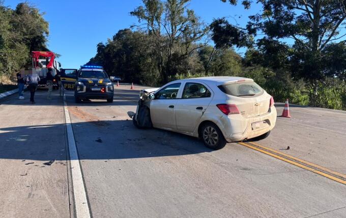 Colisão entre carro e caminhão deixa trânsito lento na BR-163