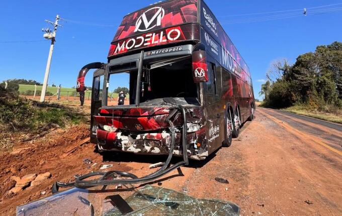 Motorista morre em colisão com ônibus da Banda Modello