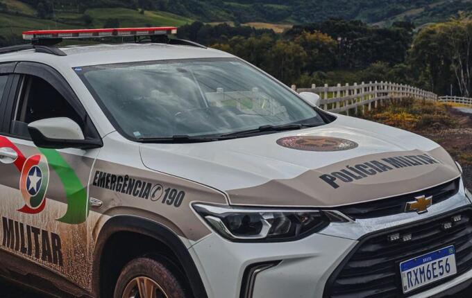 Motociclista foge da PM e bate contra muro e árvore em Guarujá do Sul