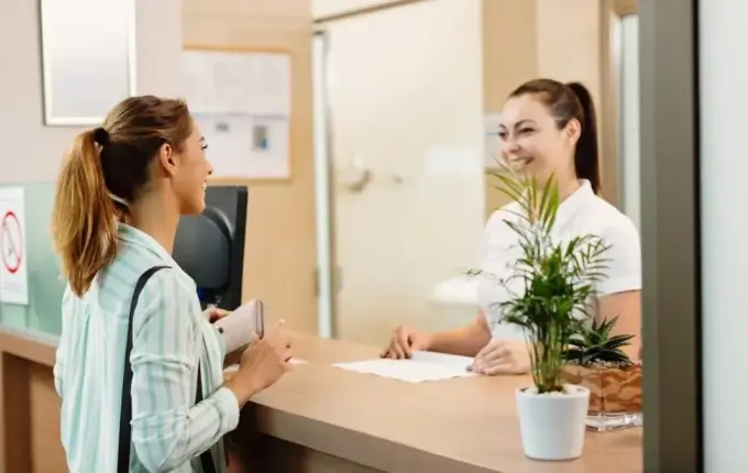 Projeto prevê piso nacional de R$ 2.450 para recepcionistas