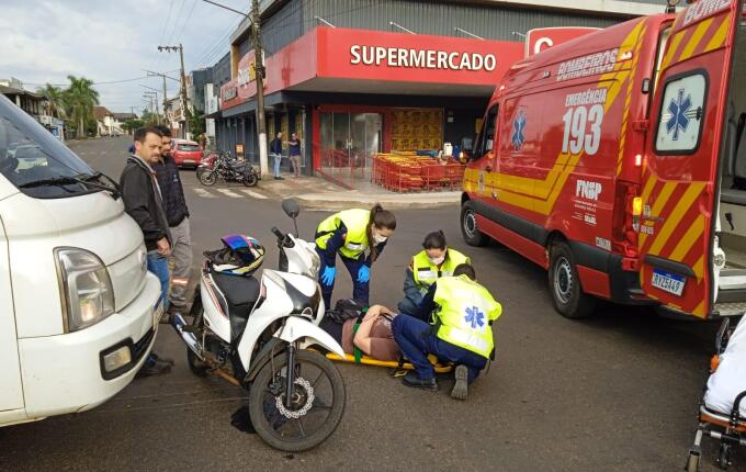 Colisão entre caminhão e motocicleta deixa mulher ferida em São Carlos