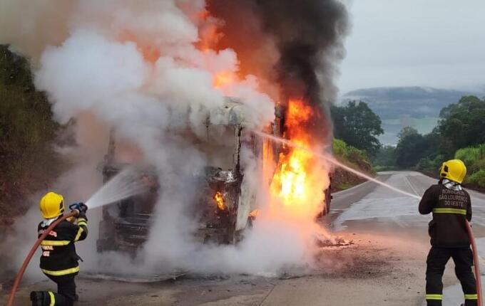 Carreta carregada com farinha de trigo pega fogo na SC-305 em São Lourenço do Oeste