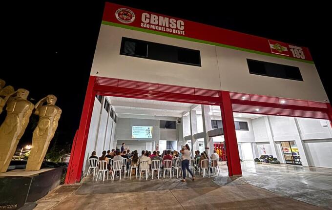 Bombeiros orientam famílias sobre prevenção de engasgamento de bebês em São Miguel do Oeste