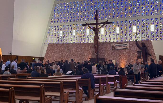 Velório das irmãs Micheli e Bruna Di Berti começa em SMO