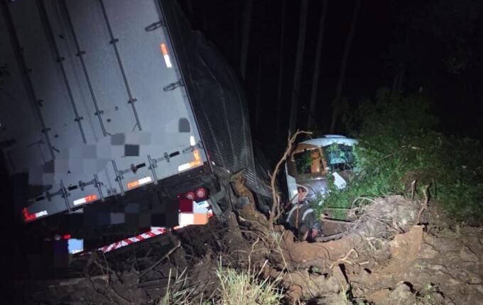 Motorista fica ferido após saída de pista com carreta na PR-280, em Salgado Filho