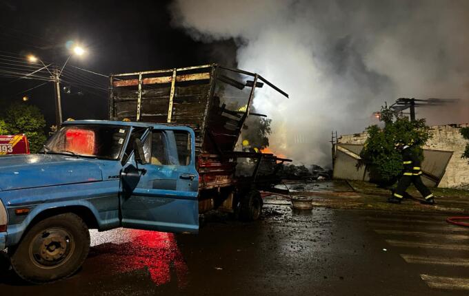 Prejuízo em empresa de recicláveis chega a R$ 90 mil após incêndio na madrugada, em SMO