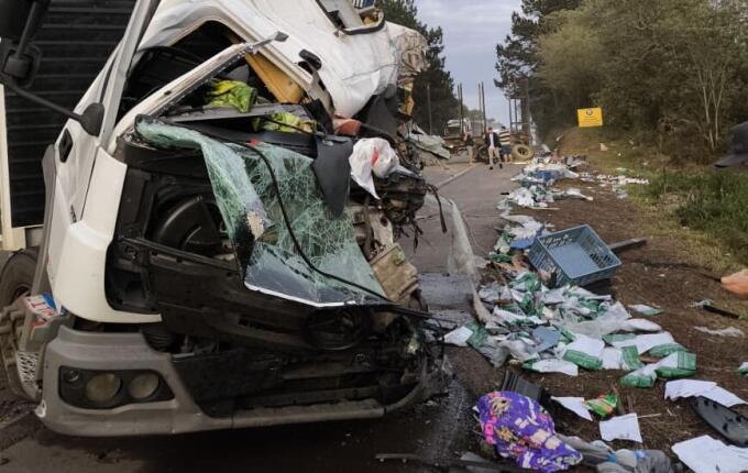 Colisão entre dois caminhões deixa um morto e três feridos na BR-282 em Ponte Serrada