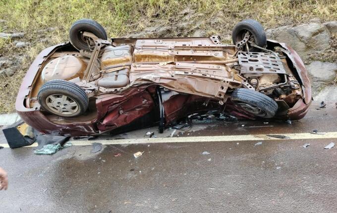 Acidente entre carro e caminhão deixa mulher ferida na BR-282, em Maravilha