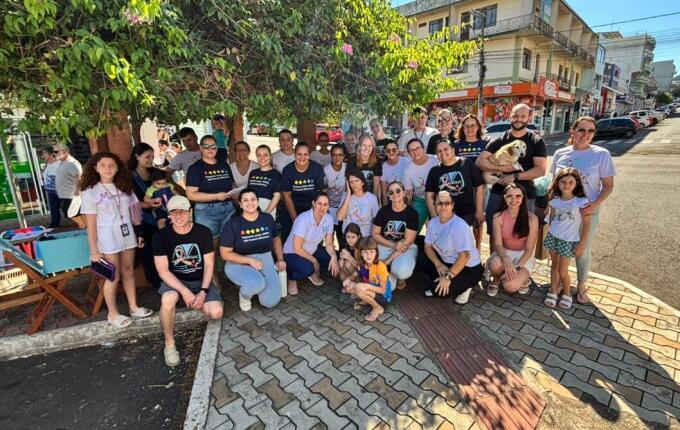 Mobilização no centro divulga 3º Simpósio do Autismo em São Miguel do Oeste