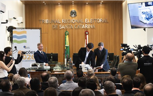 TRE-SC apresenta funcionamento da urna eletrônica e reforça segurança das Eleições 2026