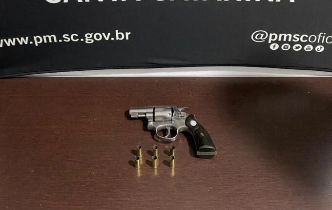 Homem é preso por porte ilegal de arma após disparos em bar em Maravilha