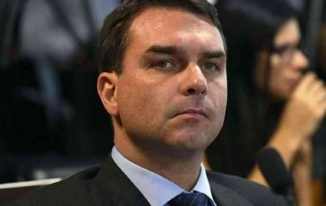 Flávio Bolsonaro diz que dinheiro recebido de Vorcaro é legal e cobra CPI do Master "já"