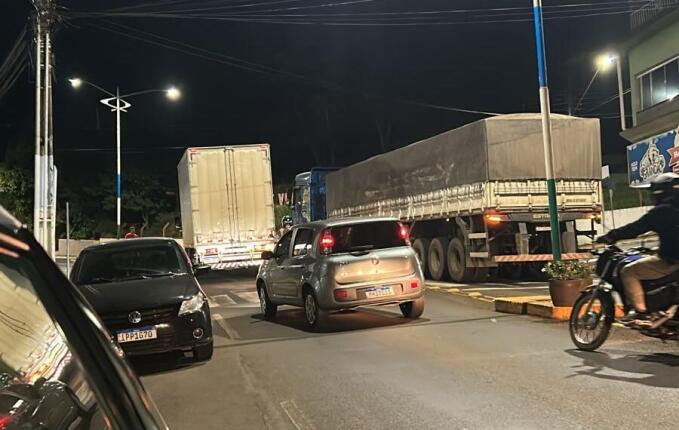 Carreta, com pane mecânica, bloqueia avenida em Iporã do Oeste