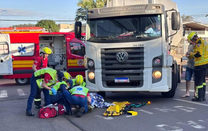 Mulher fica ferida após ser atropelada por caminhão no Centro de São Miguel do Oeste