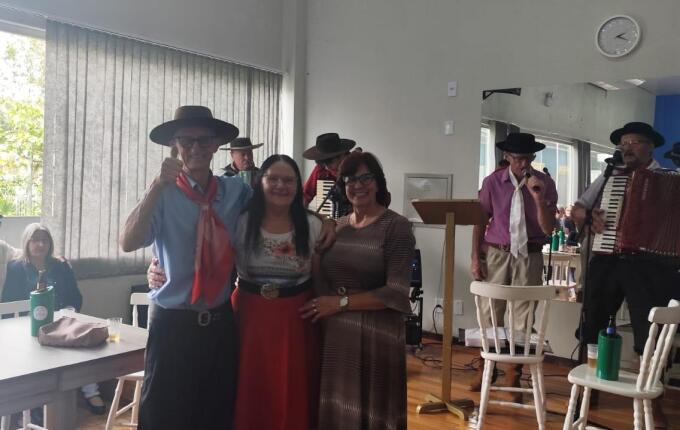 Baile dos idosos reúne participantes em tarde de música e tradição gaúcha em São José do Cedro