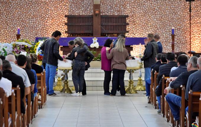 Irmãs mortas em acidente na BR-163 são sepultadas em SMO