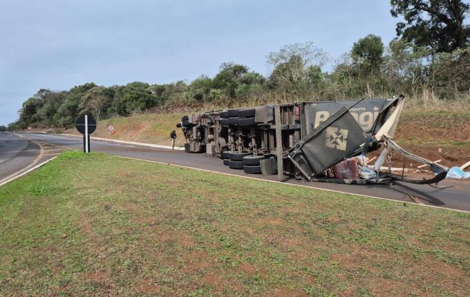 Carreta tomba e bloqueia totalmente a BR-282 em Vargeão; motorista fica ferido