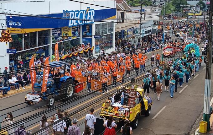 Grande público prestigia o desfile da Kerb-Fest em Iporã do Oeste neste sábado