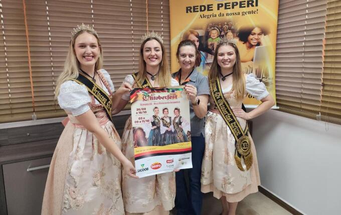 Soberanas realizam entrega de cartaz de divulgação da 47ª Oktoberfest