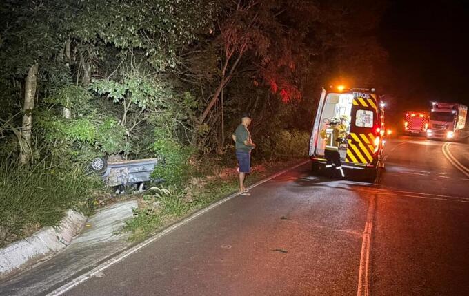Veículo sai da pista e capota na BR 282, interior de SMOeste