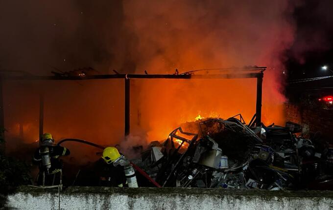 Prejuízo em empresa de recicláveis chega a R$ 90 mil após incêndio na madrugada, em SMO