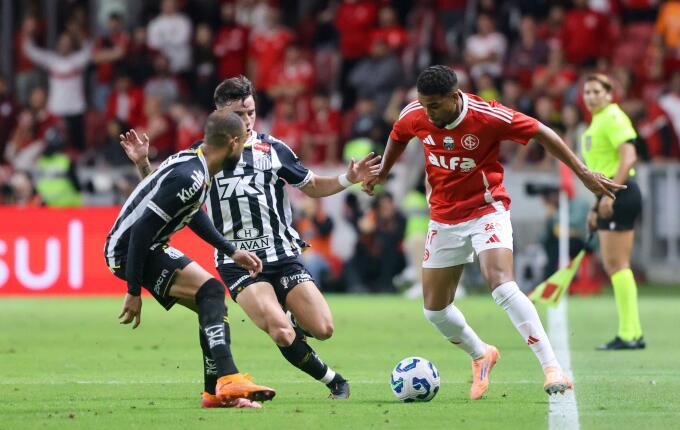 Internacional reage no segundo tempo, mas perde para o Santos no Beira-Rio