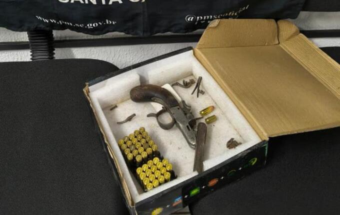 Motorista é detido com munições de calibre restrito e arma artesanal no centro de Saltinho