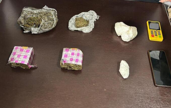 PM apreende cocaína e maconha e prende mulher na BR-282