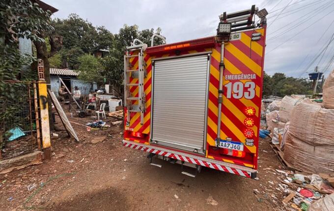 Incêndio em residência mobiliza Corpo de Bombeiros e PM, em São Miguel do Oeste